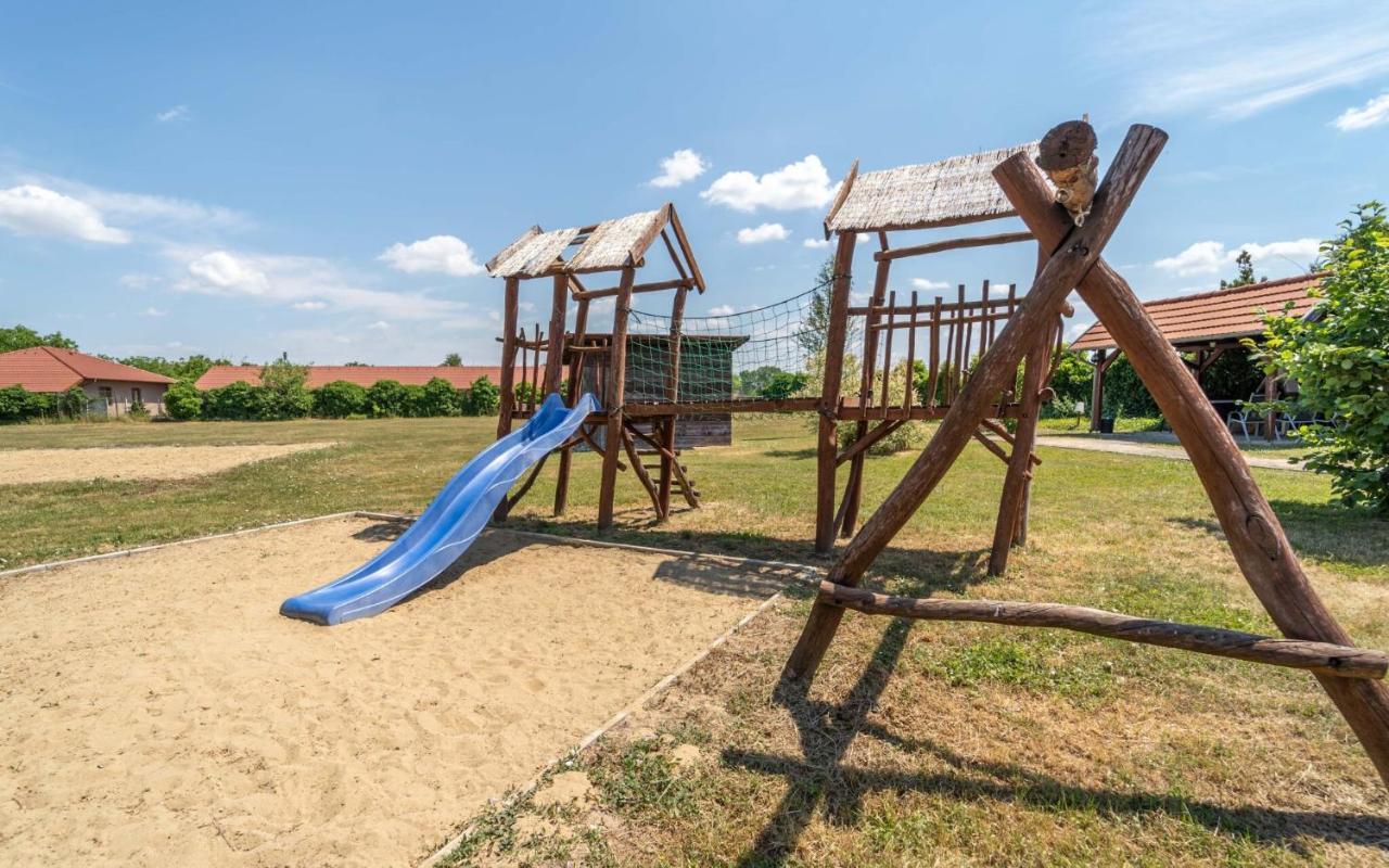 Apartmány Karmon Park Velky Meder Exterior foto
