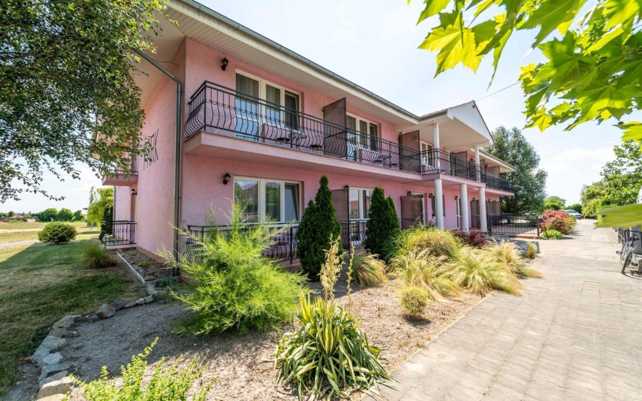 Apartmány Karmon Park Velky Meder Exterior foto