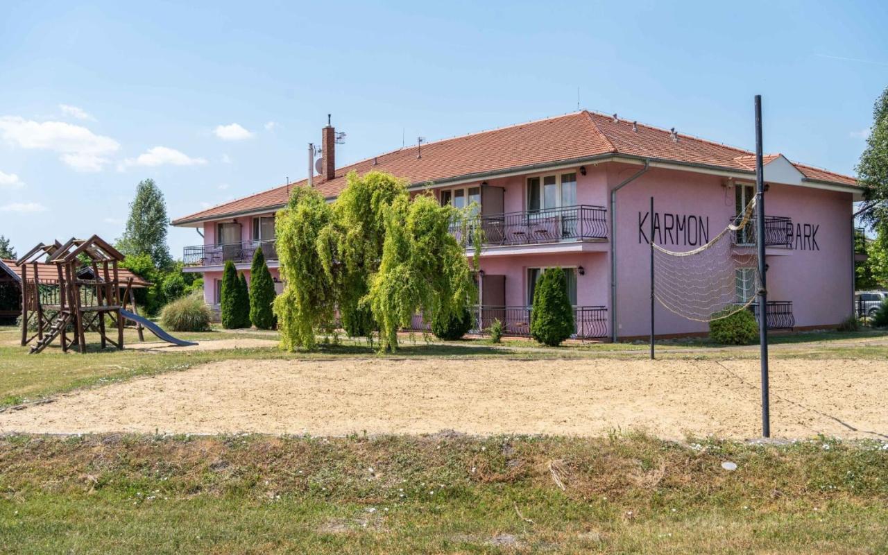 Apartmány Karmon Park Velky Meder Exterior foto