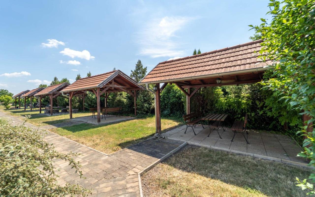 Apartmány Karmon Park Velky Meder Exterior foto