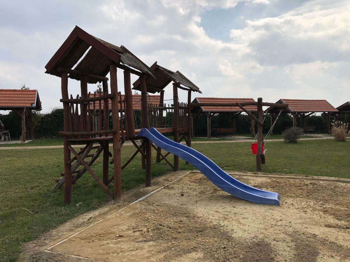 Apartmány Karmon Park Velky Meder Exterior foto